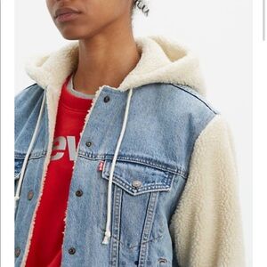 NWT Levi’s Ex-Boyfriend Sherpa Trucker Jacket